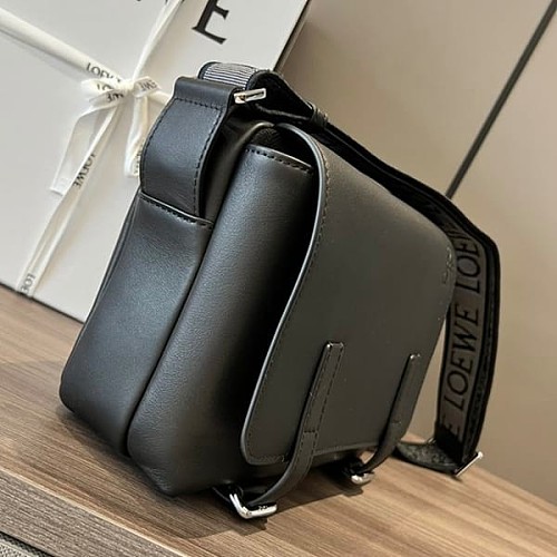 ブティック♪ロエベ ミリタリー メッセンジャーバッグ XS 偽物 lou70026