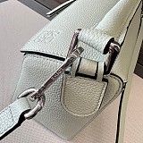 超話題!ロエべ サテンカーフ 偽物 パズルエッジ ショルダーバッグ スモール low35709