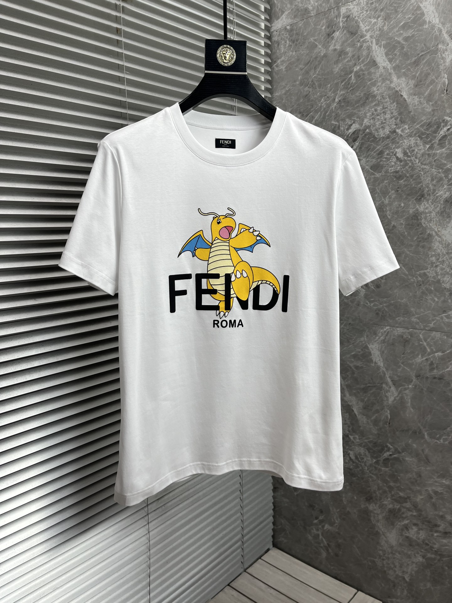 入手困難！2024 フェンディ 新作 半袖Tシャツ 偽物 2色