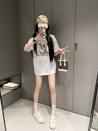 累積売上総額第１位！2025 ルイヴィトン 新作 半袖Tシャツ コピー