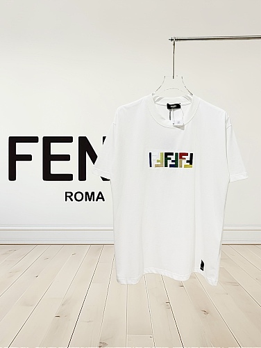累積売上総額第１位！2025 フェンディ 新作 半袖Tシャツ コピー