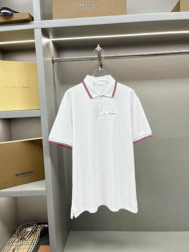 入手困難！ 2025 プラダ 新作 半袖Tシャツ 偽物
