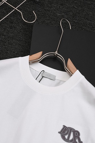 目を惹くカラー 2025 ディオール 新作 半袖Tシャツ 偽物