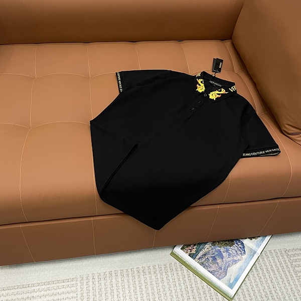 人気急上昇新作 2025 ヴェルサーチェ 新作 半袖Tシャツ 偽物