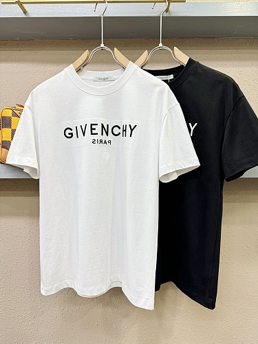 送料込 2025 ジバンシー 新作 半袖Tシャツ 偽物