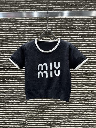 人気急上昇新作 2026 ミュウミュウ 新作 半袖Tシャツ コピー 4色