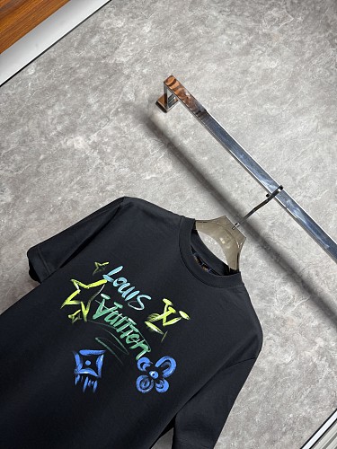 世界中で大人気♪ 2026 ルイヴィトン 新作 半袖Tシャツ コピー