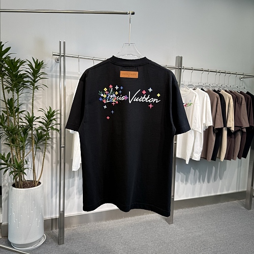 高品質♪♪♪ 2026 ルイヴィトン 新作 半袖Tシャツ 偽物