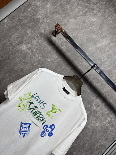 日本未入荷 2026 ルイヴィトン 新作 半袖Tシャツ 偽物
