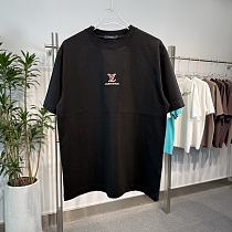 入手困難品！2026 ルイヴィトン 新作 半袖Tシャツ 偽物
