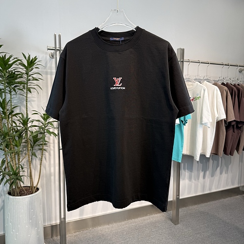 入手困難品！2026 ルイヴィトン 新作 半袖Tシャツ 偽物