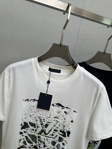 人気急上昇新作 2026 ルイヴィトン 新作 半袖Tシャツ 偽物