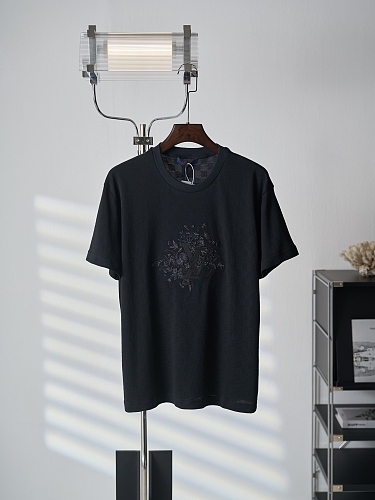 注目度抜群！2026 ルイヴィトン 新作 半袖Tシャツ コピー