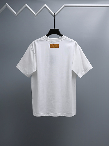 送料込 2026 ルイヴィトン 新作 半袖Tシャツ 偽物