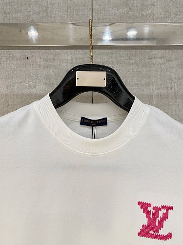 争奪戦 2026 ルイヴィトン 新作 半袖Tシャツ 偽物