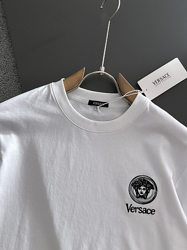 送料込 2026 ヴェルサーチェ 新作 半袖Tシャツ 偽物