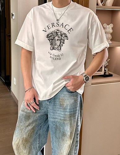 使い勝手良 2026 ヴェルサーチェ 新作 半袖Tシャツ スーパーコピー