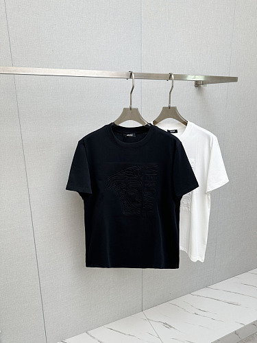 世界中で大人気♪ 2026 ヴェルサーチェ 新作 半袖Tシャツ コピー