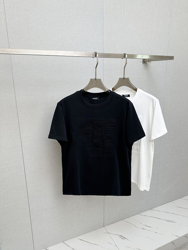 世界中で大人気♪ 2026 ヴェルサーチェ 新作 半袖Tシャツ コピー