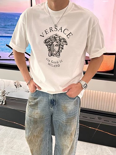 使い勝手良 2026 ヴェルサーチェ 新作 半袖Tシャツ スーパーコピー