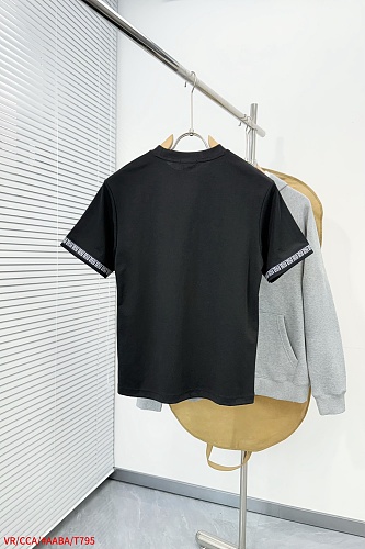 目を惹くカラー 2026 ヴェルサーチェ 新作 半袖Tシャツ コピー