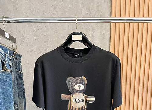 注目度抜群！ 2026 フェンディ 新作 半袖Tシャツ スーパーコピー