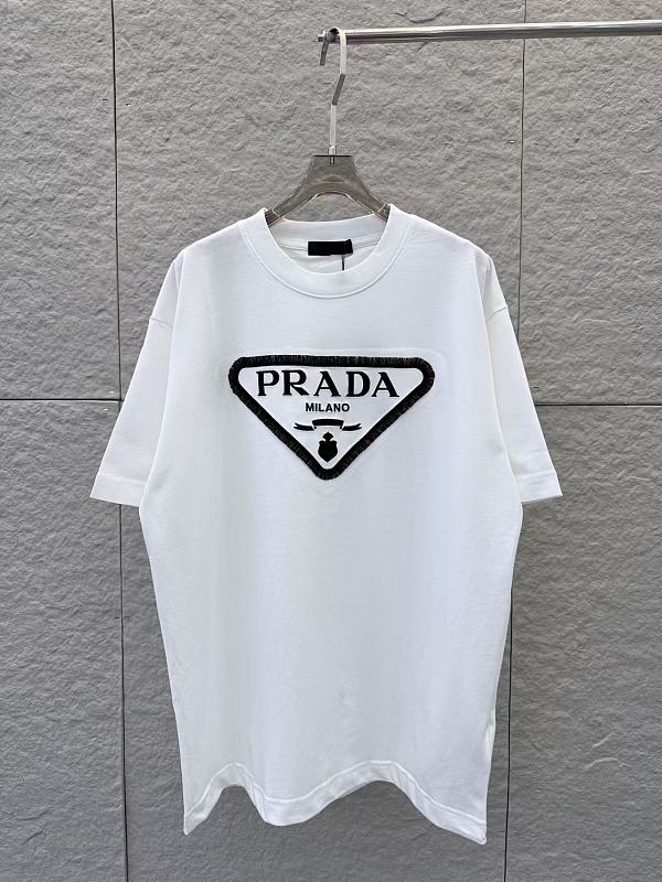 超希少!2026 プラダ 新作 半袖Tシャツ コピー
