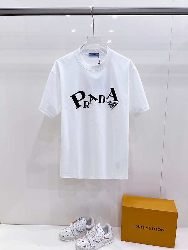 超希少!2026 プラダ 新作 半袖Tシャツ 偽物
