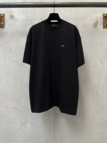 送料込 2026 プラダ 新作 半袖Tシャツ 偽物