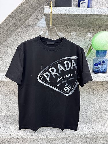 一目惚れ♪ 2026 プラダ 新作 半袖Tシャツ コピー 2色
