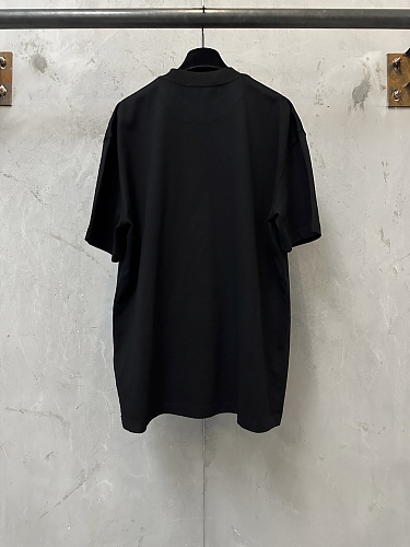 送料込 2026 プラダ 新作 半袖Tシャツ 偽物