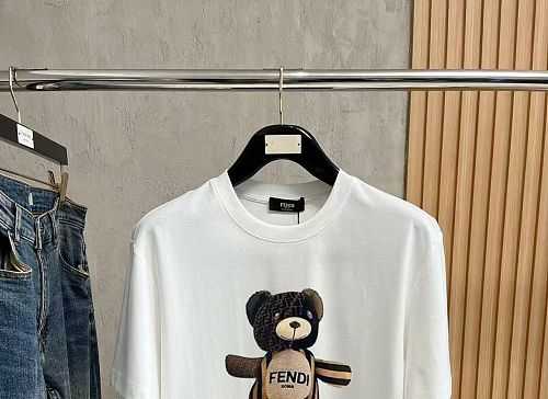 人気急上昇新作 2026 フェンディ 新作 半袖Tシャツ 偽物