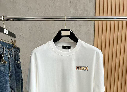 累積売上総額第１位！ 2026 フェンディ 新作 半袖Tシャツ 偽物