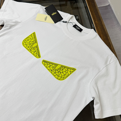 送料込 2026 フェンディ 新作 半袖Tシャツ 偽物
