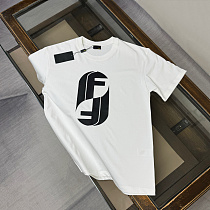 完売必至 2026 フェンディ 新作 半袖Tシャツ 偽物