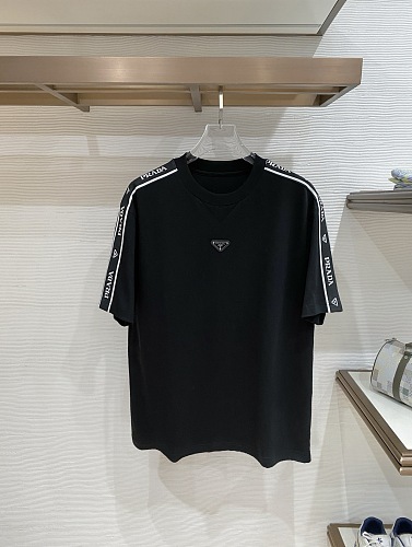 肌触り最高な 2026 プラダ 新作 半袖Tシャツ 偽物
