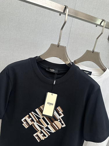 争奪戦 2026 フェンディ 新作 半袖Tシャツ 偽物