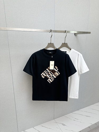 争奪戦 2026 フェンディ 新作 半袖Tシャツ 偽物