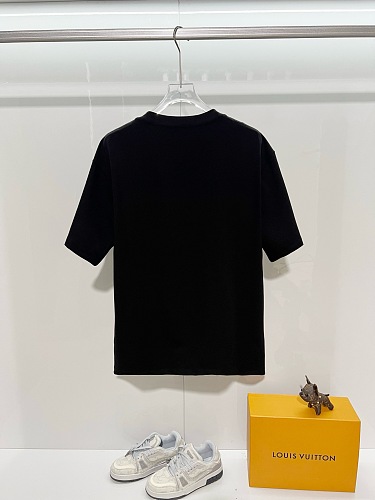 人気急上昇 2026 フェンディ 新作 半袖Tシャツ 偽物