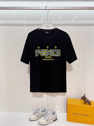 人気急上昇 2026 フェンディ 新作 半袖Tシャツ 偽物