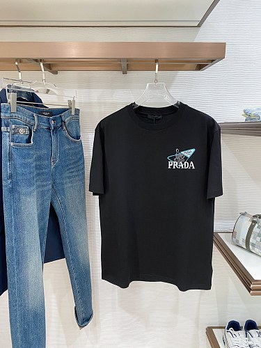 人気爆発☆ 2026 プラダ 新作 半袖Tシャツ コピー