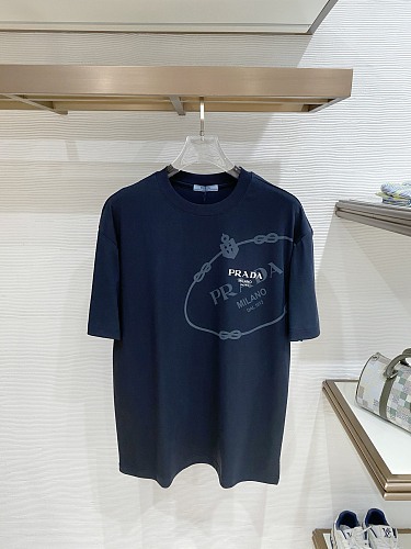 目を惹くカラー 2026 プラダ 新作 半袖Tシャツ コピー
