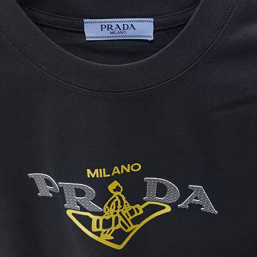 完売前に！2026 プラダ 新作 半袖Tシャツ 偽物