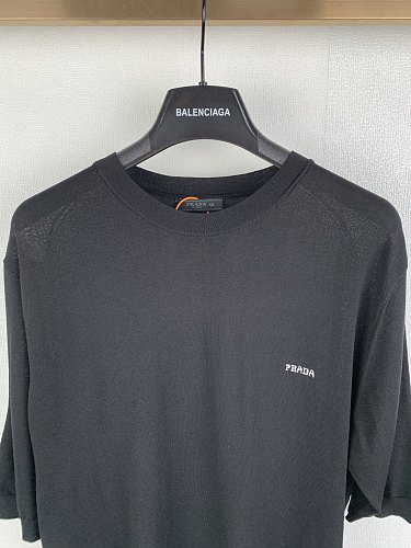 激安価格！2026 プラダ 新作 半袖Tシャツ 偽物
