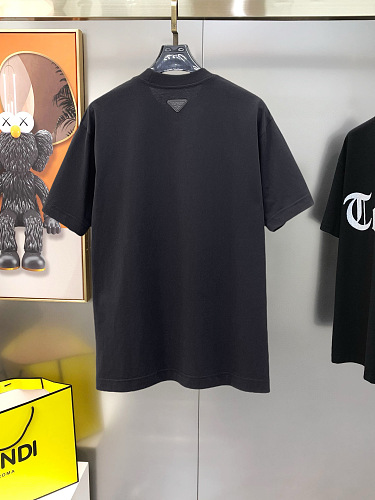 人気爆発☆ 2026 プラダ 新作 半袖Tシャツ 偽物