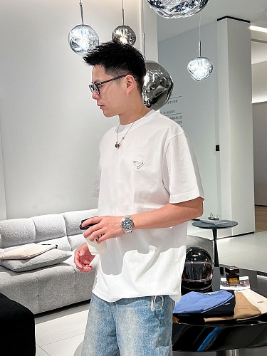 世界中で大人気♪ 2026 プラダ 新作 半袖Tシャツ 偽物