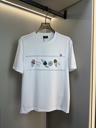 絶対欲しい！ 2026 フェンディ 新作 半袖Tシャツ コピー