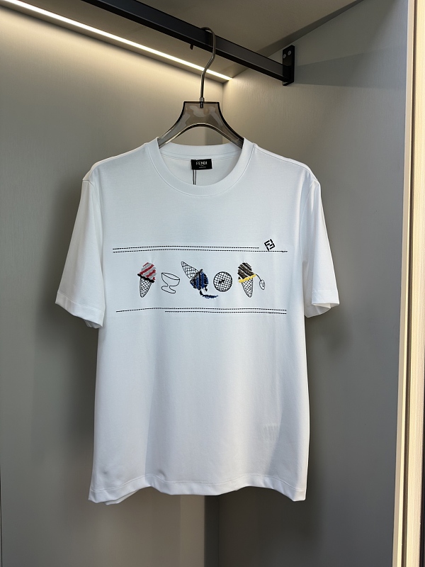 絶対欲しい！ 2026 フェンディ 新作 半袖Tシャツ コピー