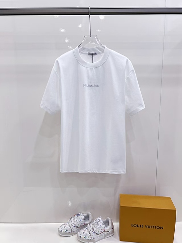 絶対欲しい！ 2026 バレンシアガ 新作 半袖Tシャツ 偽物