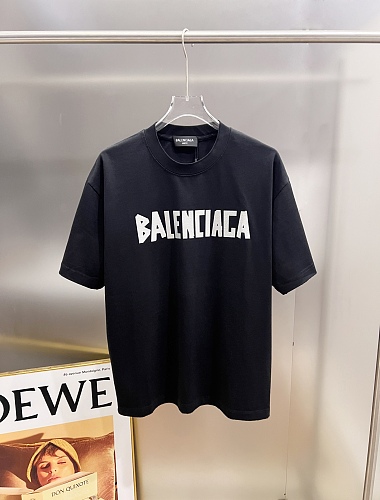 絶対欲しい！ 2026 バレンシアガ 新作 半袖Tシャツ コピー